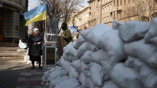 Женщина около блок-поста украинской армии в Одессе