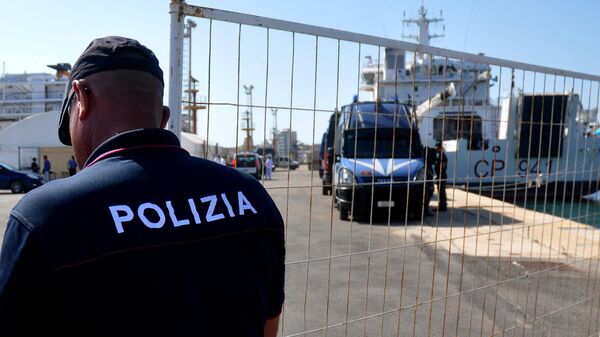 Полиция Италии в порту