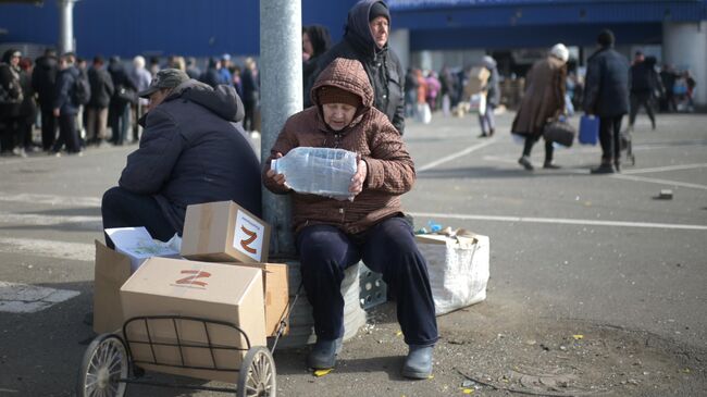 Женщина у центра гуманитарной помощи на Украине