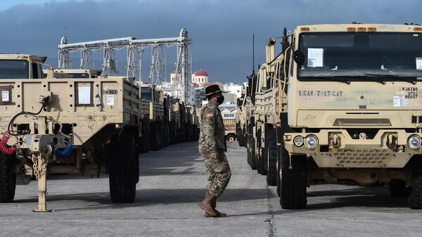 Техника армии США припаркованная в порту Александруполис, Греция