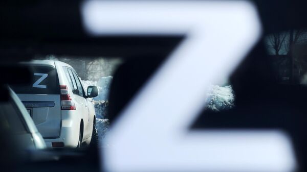 Буквы Z на автомобилях участников автопробега в честь празднования Дня воссоединения Крыма с Россией и поддержки специальной операции на территории Украины 