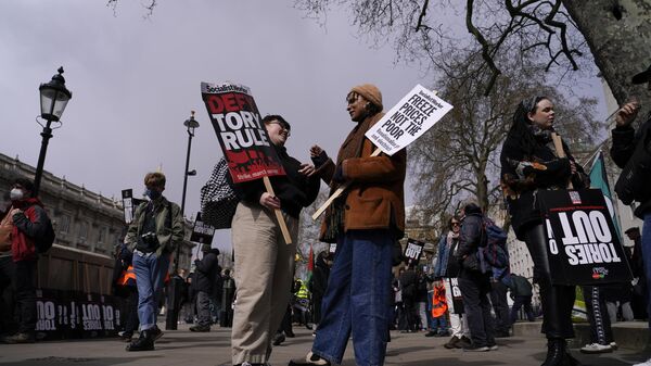 Участники протеста против роста уровня цен в Лондоне, Великобритания