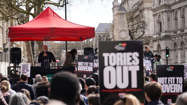 Бывший лидер лейбористской партии Джереми Корбин выступает на акции протеста против роста уровня цен в Лондоне, Великобритания