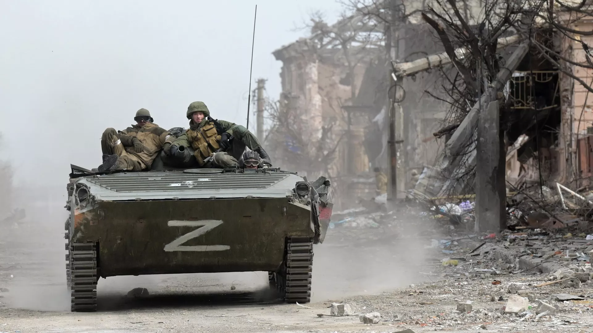 Боевая машина пехоты БМП-1 армии ДНР у разрушенного жилого дома в Мариуполе. - РИА Новости, 1920, 20.05.2025
