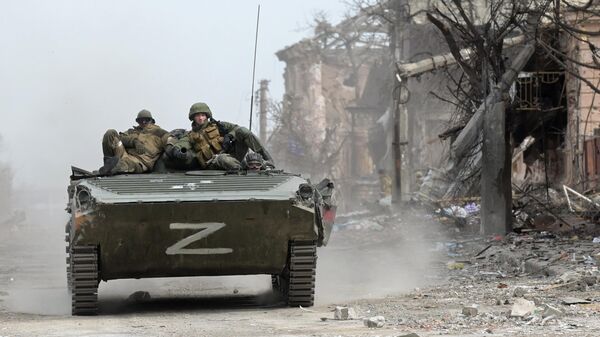 Боевая машина пехоты БМП-1 армии ДНР у разрушенного жилого дома в Мариуполе