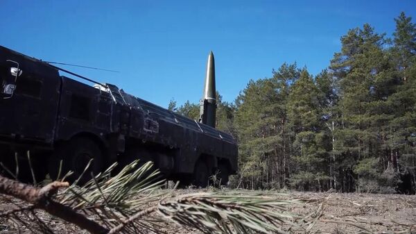 Оперативно-тактический комплекс Искандер производит запуск ракеты по объектам военной инфраструктуры ВСУ