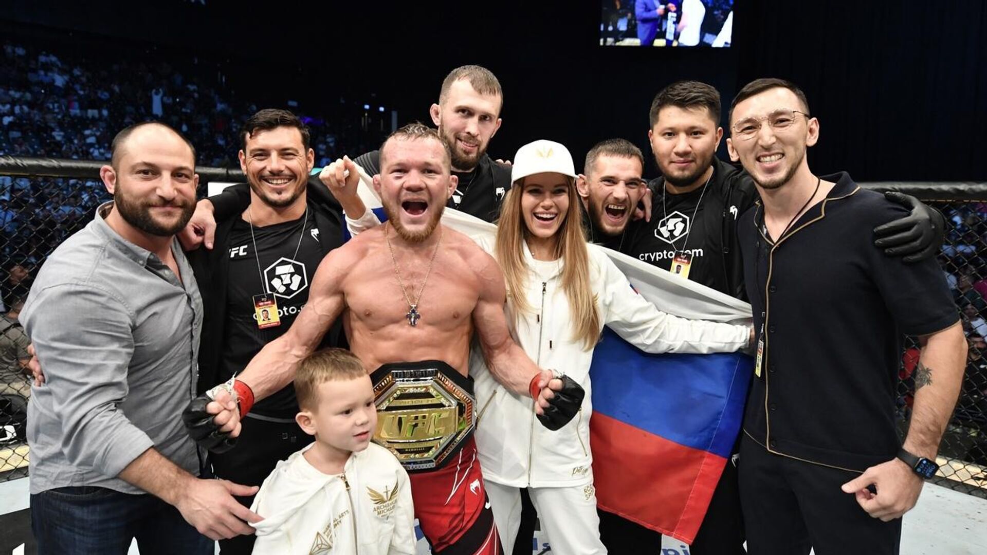 Петр Ян с семьей и секундантами на UFC 267 - РИА Новости, 1920, 05.04.2022