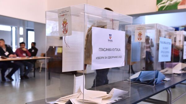 Урна с бюллетенями на одном из избирательных участков в Белграде во время парламентских и президентских выборов