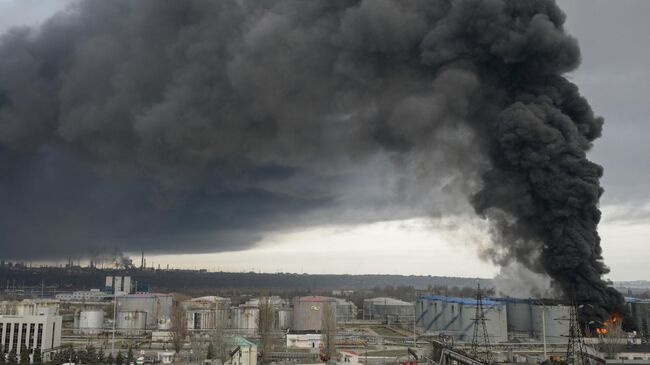 Дым от пожара на НПЗ в Одессе