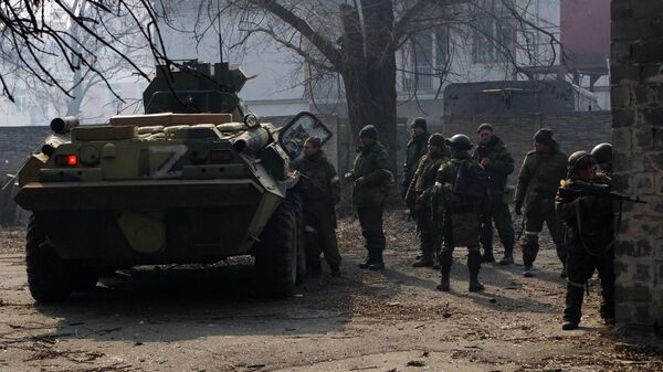 Военнослужащие ДНР возле БТР-82А во время боестолкновений в Левобережном районе Мариуполя