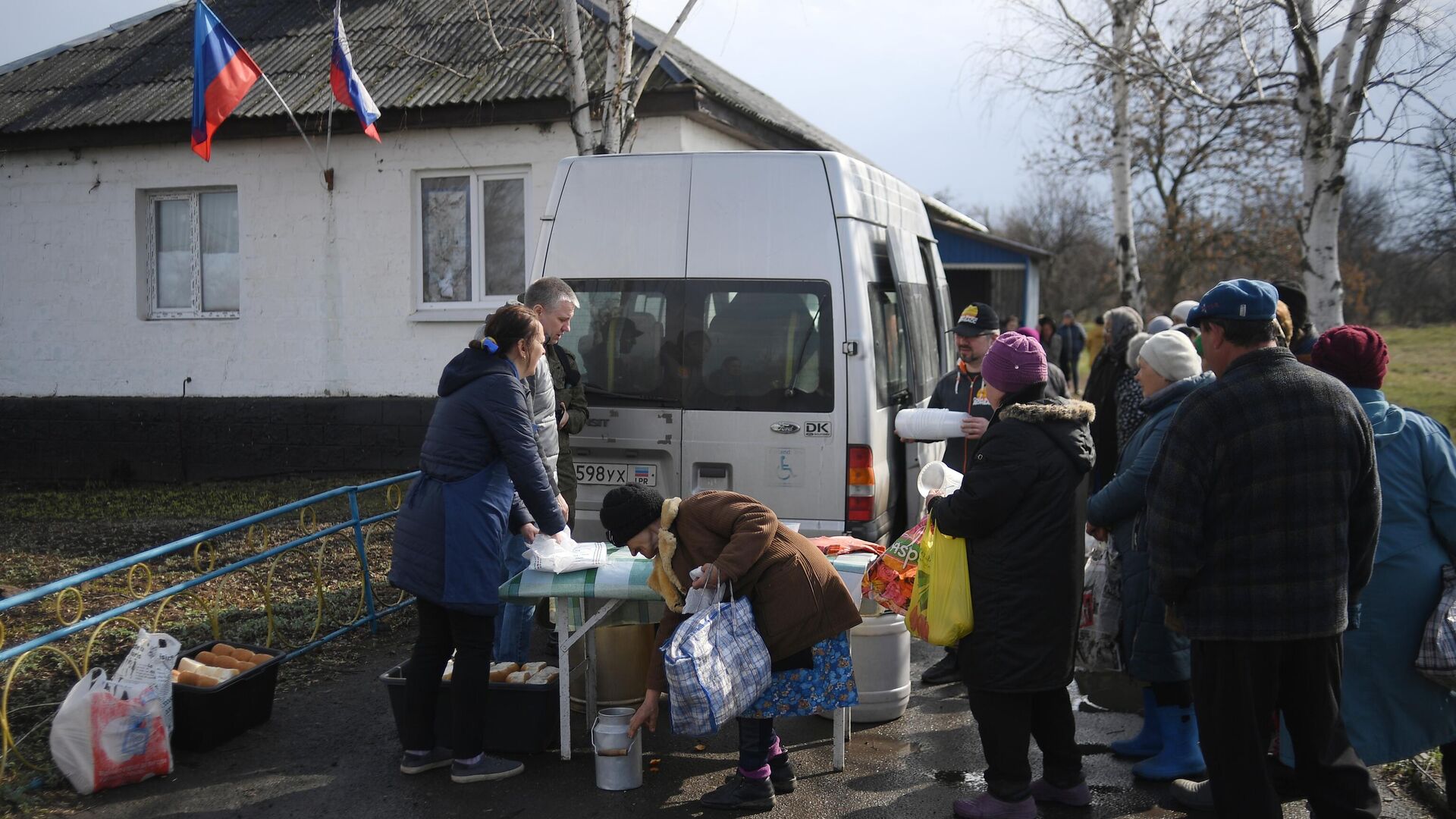 Волонтеры общественной организации Пища жизни. Донбасс раздают гуманитарную помощь жителям села Крымское Луганской народной республики - РИА Новости, 1920, 19.05.2022