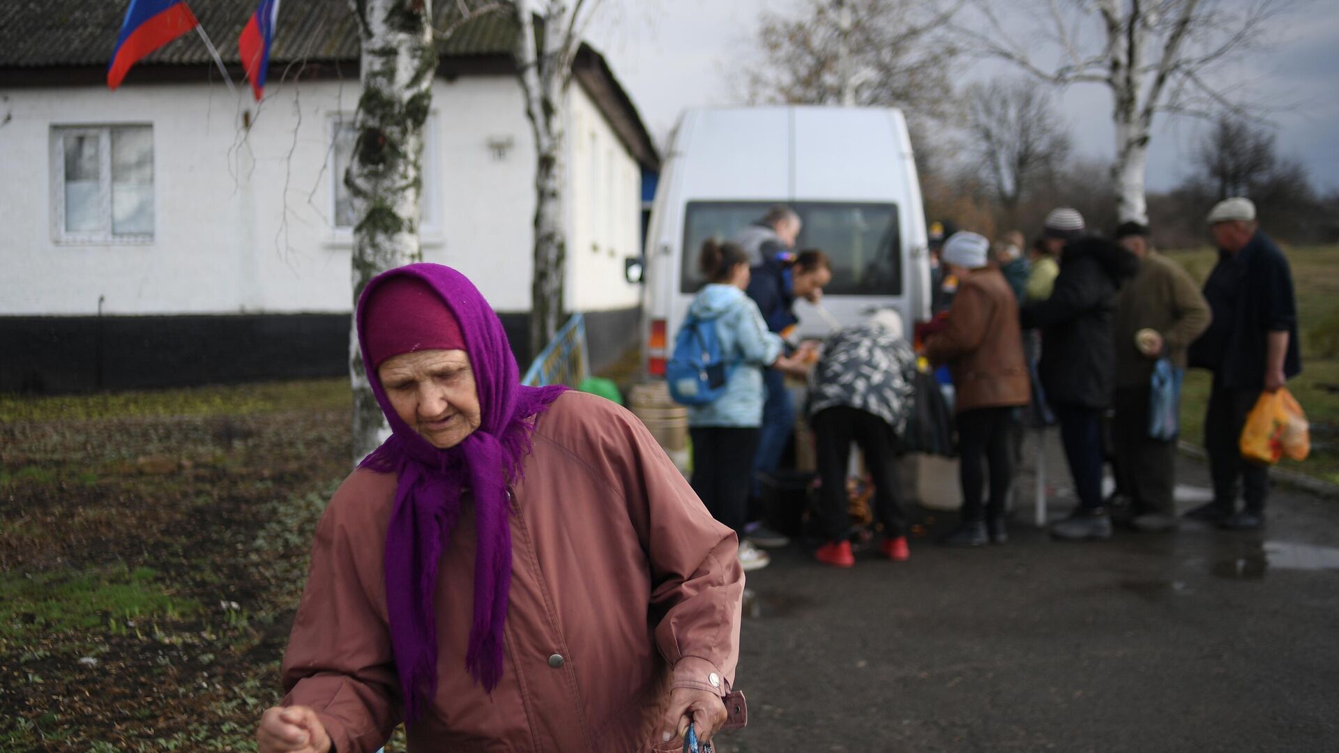 Волонтеры общественной организации Пища жизни. Донбасс раздают гуманитарную помощь жителям села Крымское Луганской народной республики - РИА Новости, 1920, 27.02.2023