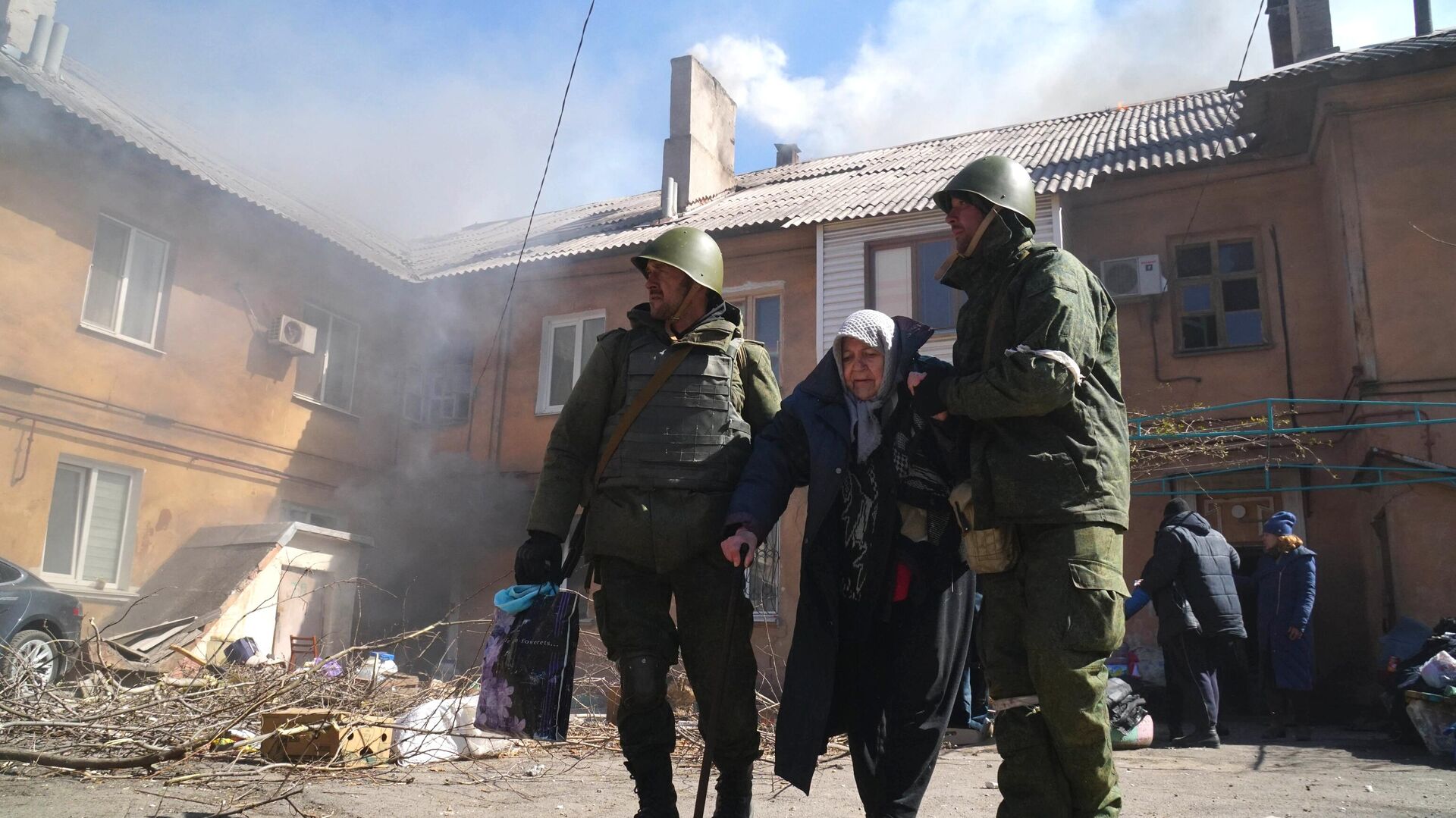 Военнослужащие ДНР помогают женщине эвакуироваться из дома, разрушенного в результате обстрелов в Мариуполе - РИА Новости, 1920, 03.04.2022