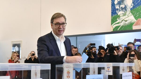 Президент Сербии Александр Вучич голосует на выборах на одном из избирательных участков в Белграде