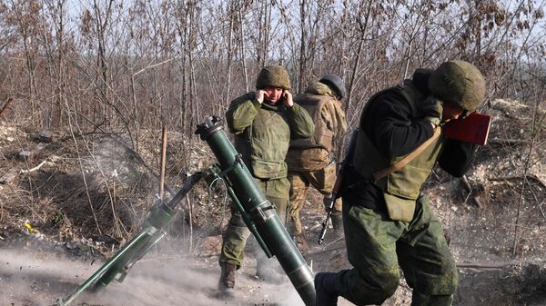 Военнослужащие минометного взвода Народной милиции ЛНР ведут огонь по позициям ВСУ в Луганской области