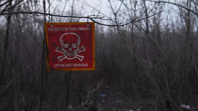 Вывеска с предупреждением о минах на передовой