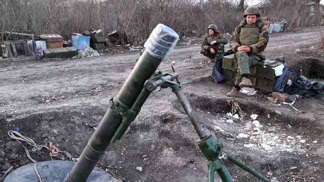 Военнослужащие минометного взвода Народной милиции ЛНР на передовой в районе села Крымское в Луганской области