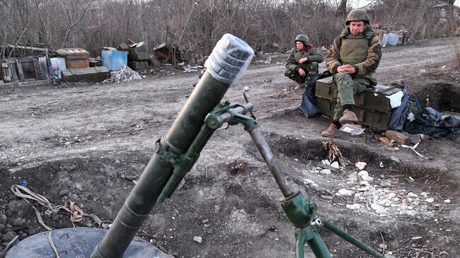 Военнослужащие минометного взвода Народной милиции ЛНР на передовой в районе села Крымское в Луганской области