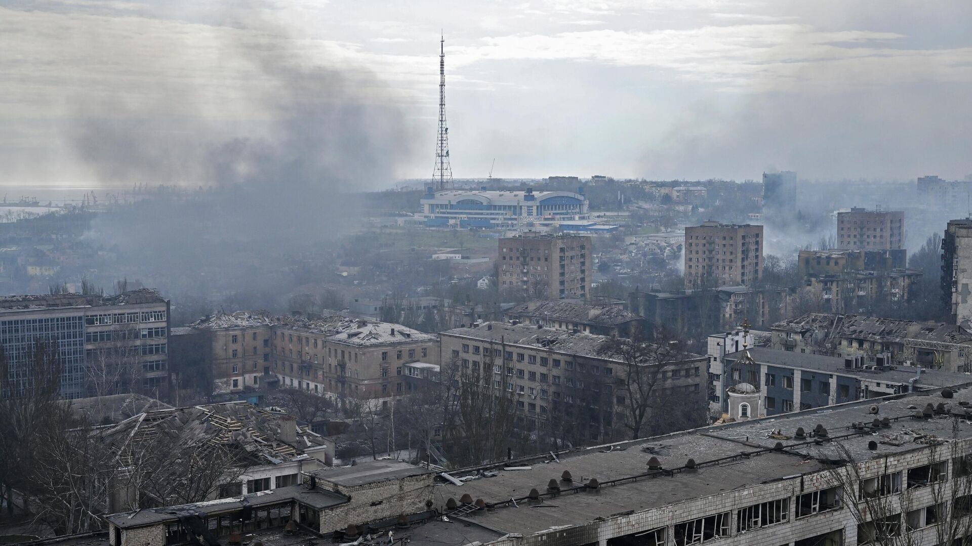 Дым над кварталами в центре Мариуполя - РИА Новости, 1920, 04.04.2022