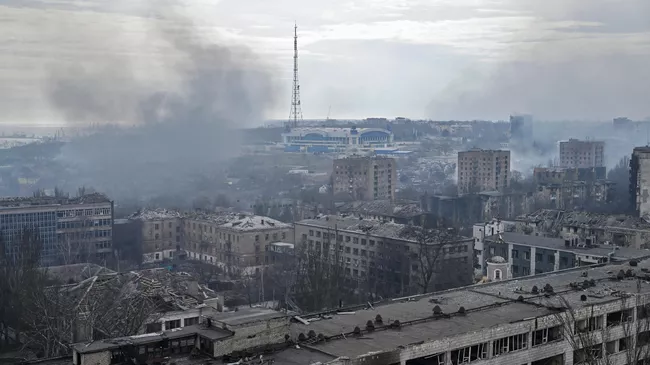 Дым над кварталами в центре Мариуполя