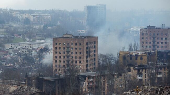 Дым над кварталами в центре Мариуполя