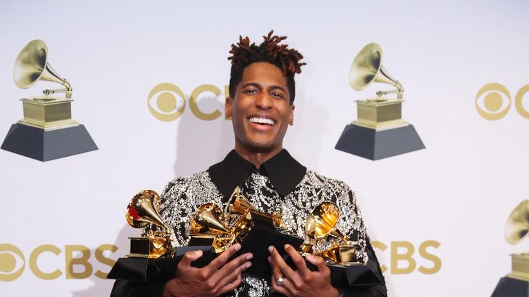 Американский музыкант Джон Батист с наградами Грэмми на 64-й ежегодной церемонии вручения премии Грэмми 