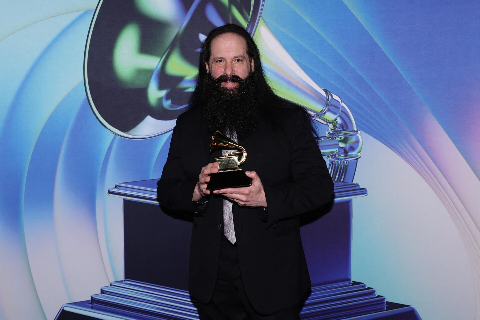 Джон Петруччи из Dream Theater, победитель в номинации Лучшее метал-исполнение на 64-й ежегодной церемонии вручения премии Грэмми - РИА Новости, 1920, 04.04.2022