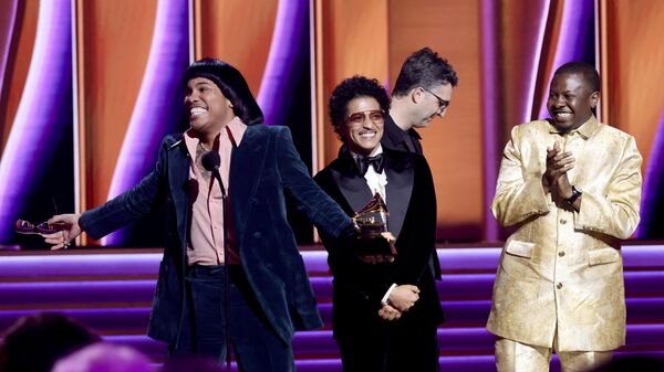 Андерсон Паак, Бруно Марс и Дернст Эмиль II во время получения награды за песню Silk Sonic Leave The Door Open на 64-й ежегодной премии Грэмми