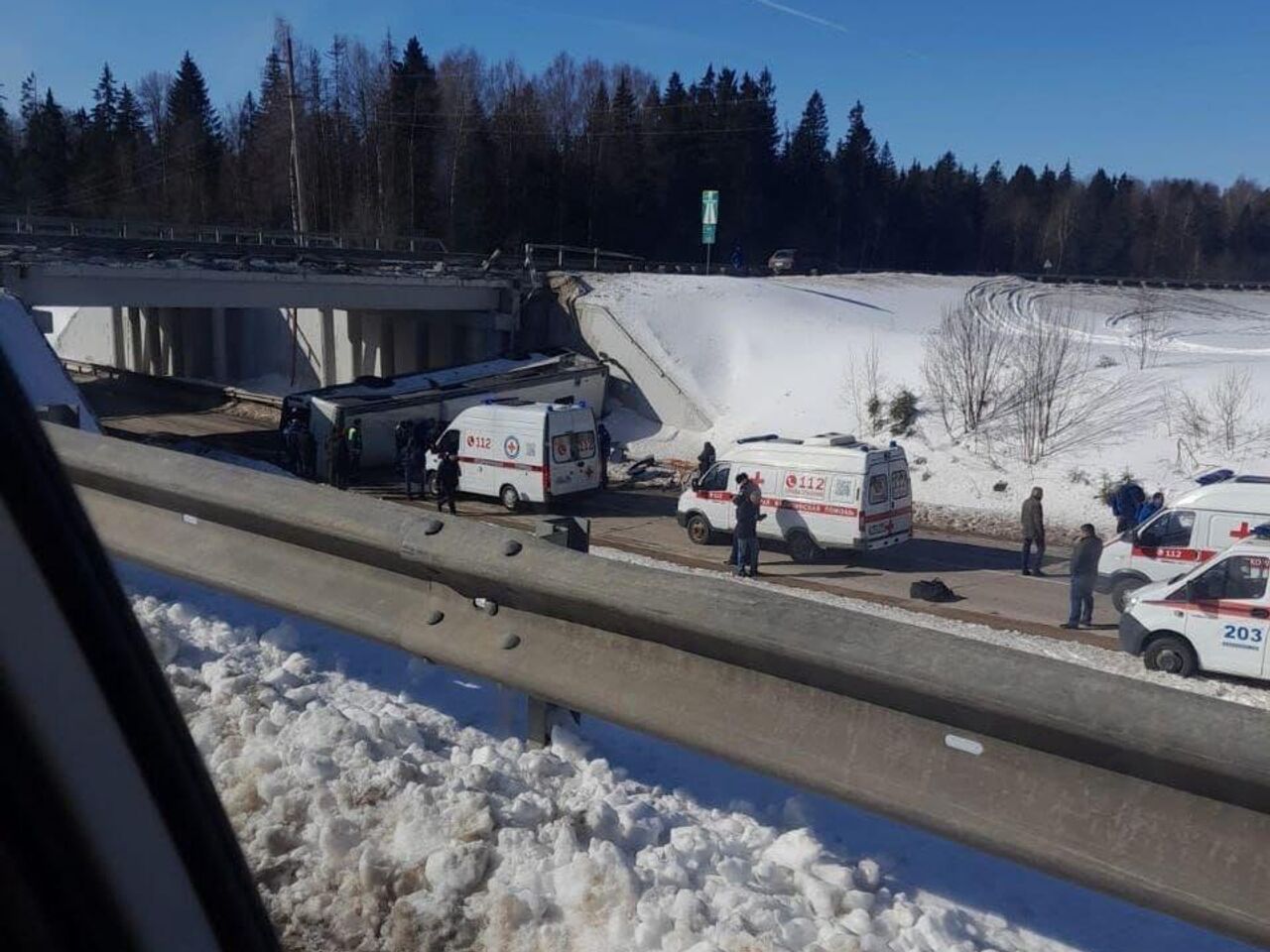 Нов 5 апреля. Автобус Новорижское шоссе упал с моста. Авария автобуса в Московской области.
