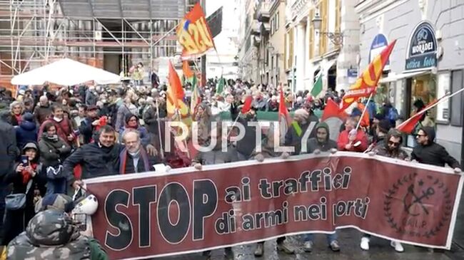 Митинг против продажи Украине оружия, в том числе под видом гуманитарной помощи, в Генуе. Кадр видео