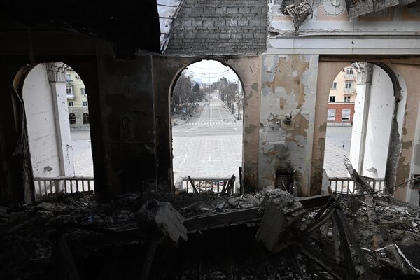 Разрушенное здание Донецкого академического областного драматического театра в Мариуполе