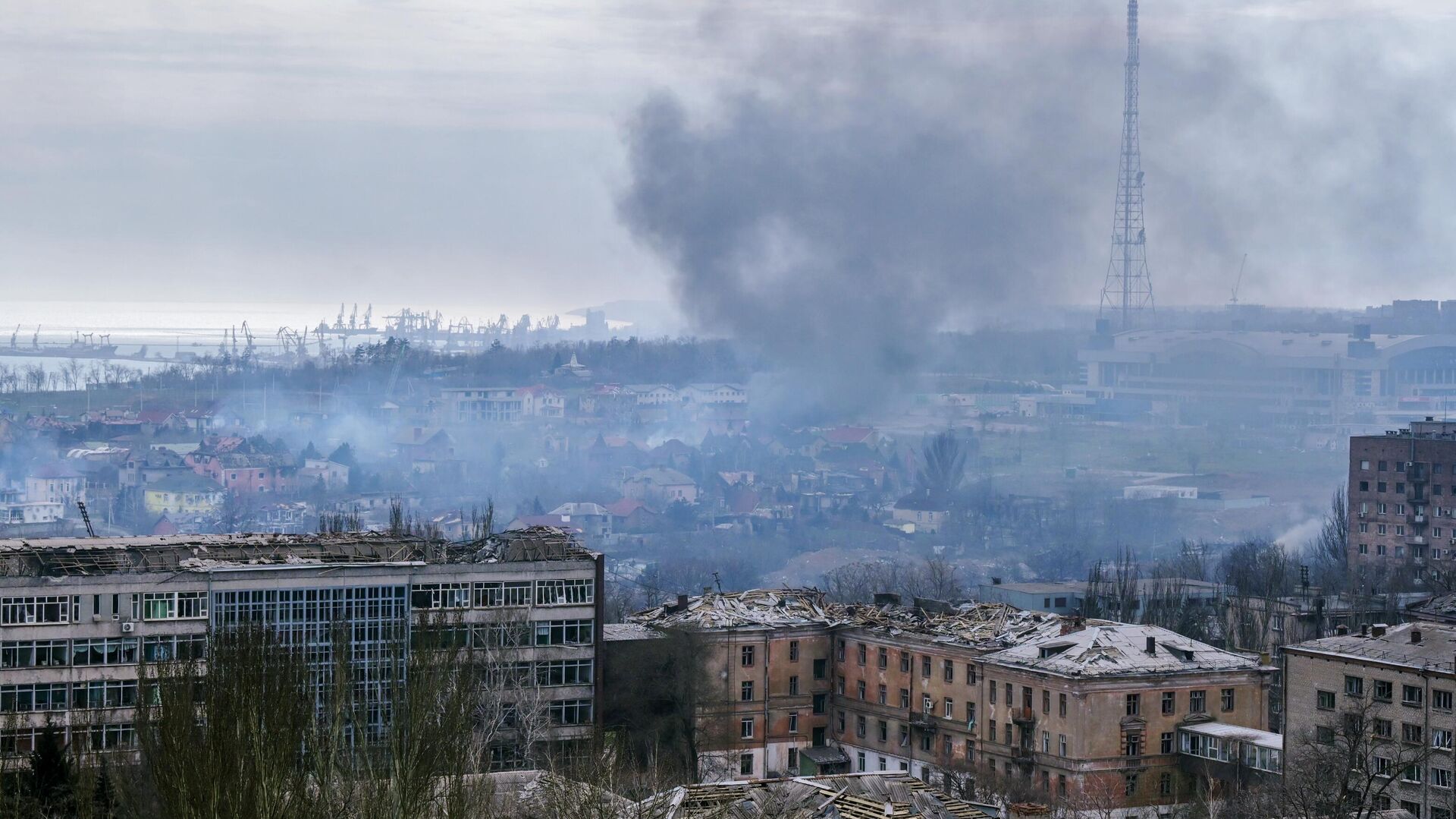 Дым над кварталами в центре Мариуполя, где продолжаются бои - РИА Новости, 1920, 05.04.2022