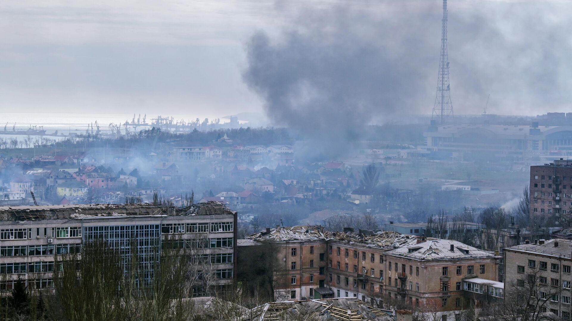 Дым над кварталами в центре Мариуполя, где продолжаются бои - РИА Новости, 1920, 10.04.2022