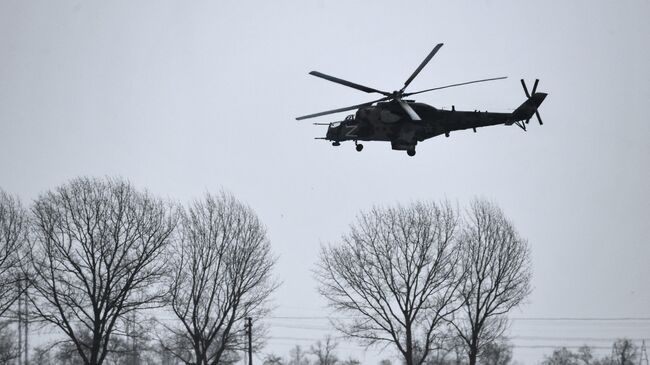 Вертолет Ми-35М пролетает над полевым аэродромом ВКС России в зоне проведения специальной военной операции на Украине