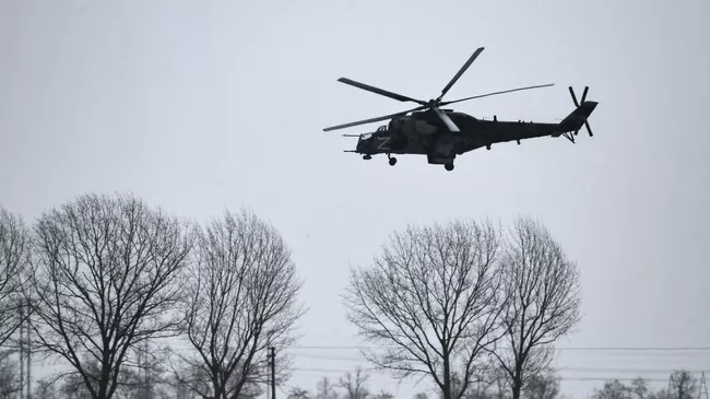 Вертолет Ми-35М пролетает над полевым аэродромом ВКС России в зоне проведения специальной военной операции на Украине