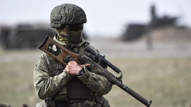 Российский военнослужащий на полевом аэродроме ВКС России в зоне проведения специальной военной операции на Украине
