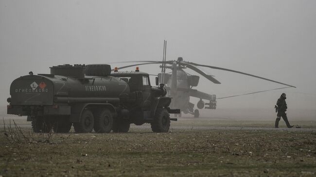 Топливозаправщик на полевом аэродроме ВКС России в зоне проведения специальной военной операции на Украине