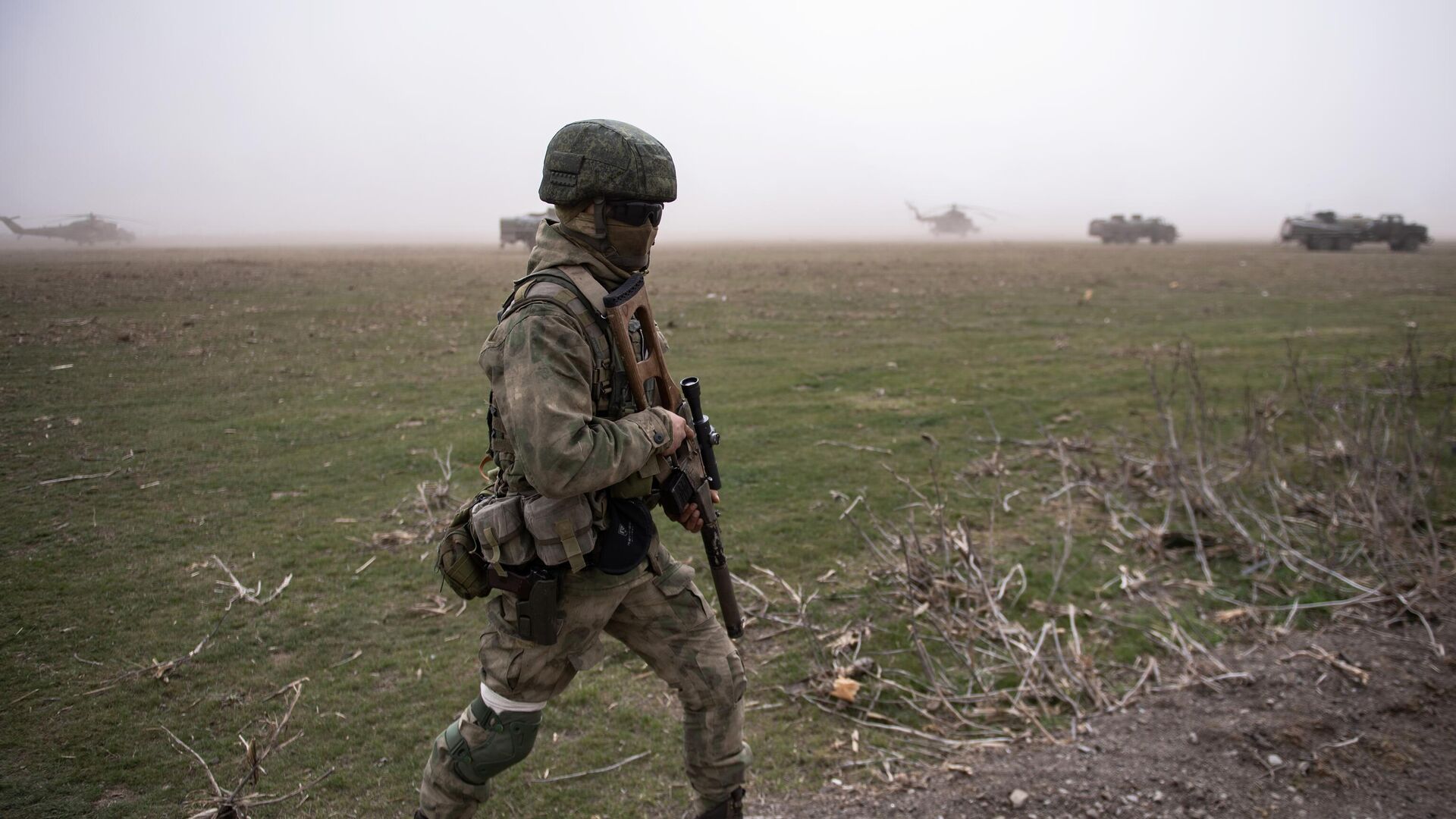 Российский военнослужащий на полевом аэродроме ВКС России в зоне проведения специальной военной операции на Украине - РИА Новости, 1920, 17.12.2022