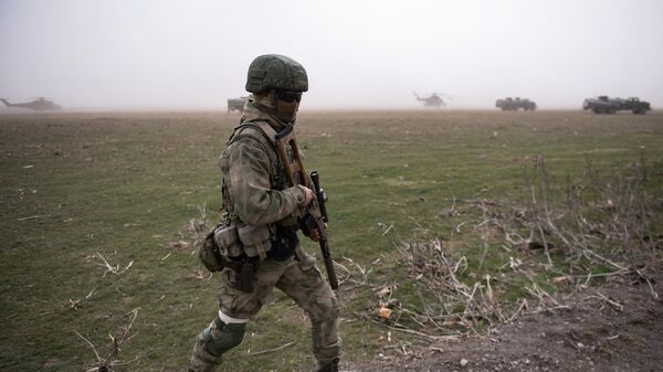 Российский военнослужащий на полевом аэродроме ВКС России в зоне проведения специальной военной операции на Украине