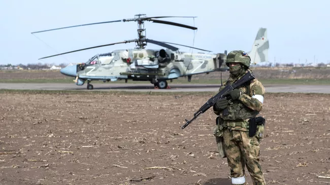 Российский военнослужащий на полевом аэродроме ВКС России в зоне проведения специальной военной операции на Украине