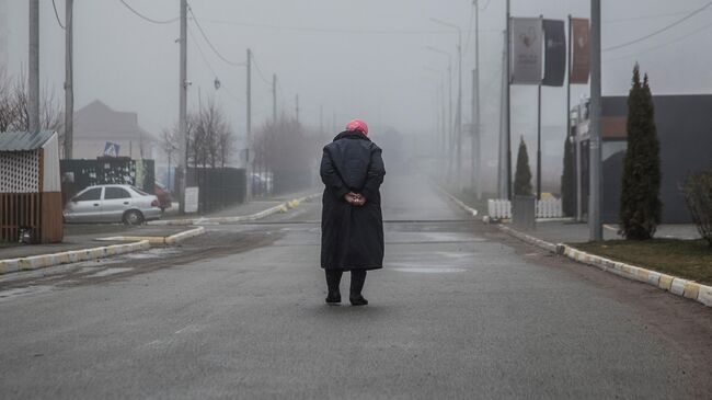 Местная жительница на улице города Буча