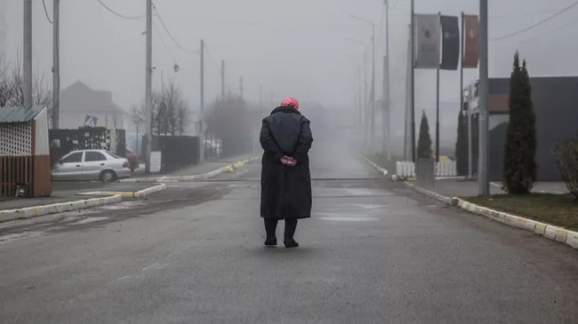 Местная жительница на улице города Буча