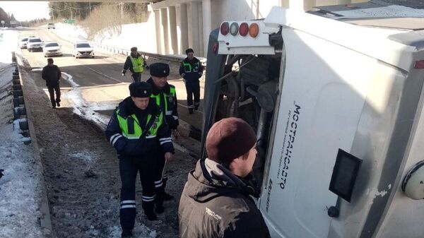 Пассажирский автобус упал с моста в Подмосковье