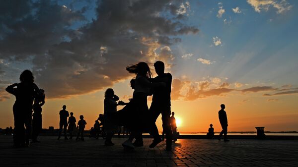 Любители танцев устраивают представления на набережной в Нижнем Новгороде