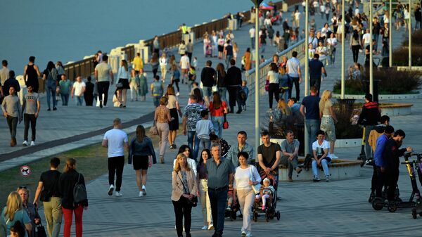 Горожане и туристы на набережной в Нижнем Новгороде