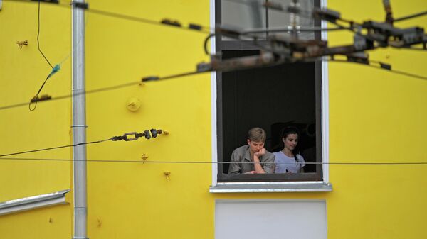 Студенты в окне здания Нижегородского театрального училища