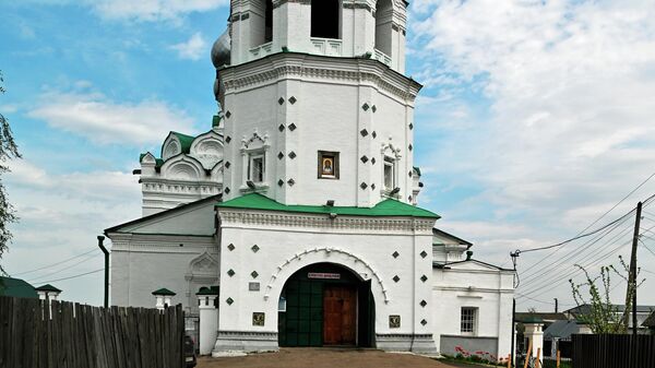 Спасская церковь с шатровой колокольней, построенная в XVII веке, в городе Балахна Нижегородской област