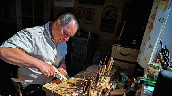 Мастер городецкой резьбы, создатель авторского стиля деревянной игрушки Сергей Соколов в своей мастерской