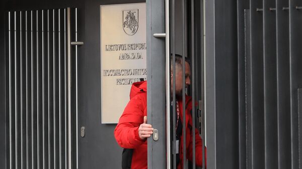 Мужчина заходит в здание посольства Литовской Республики в Российской Федерации в Борисоглебском переулке в Москве