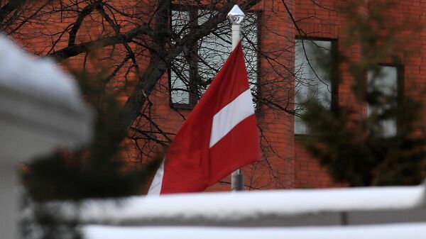 Флаг возле здания посольства Латвии